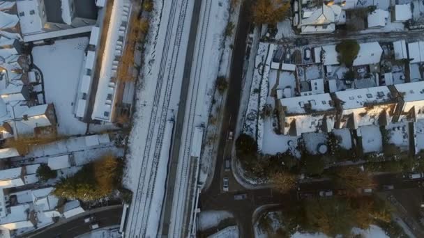 Пригородный Поезд Отправляющийся Снежной Городской Станции — стоковое видео