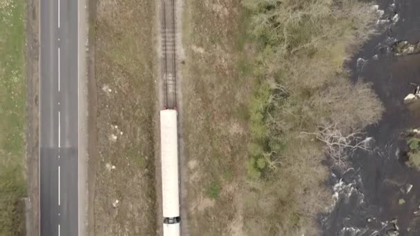 道路と川のある列車の鳥の目の眺め — ストック動画