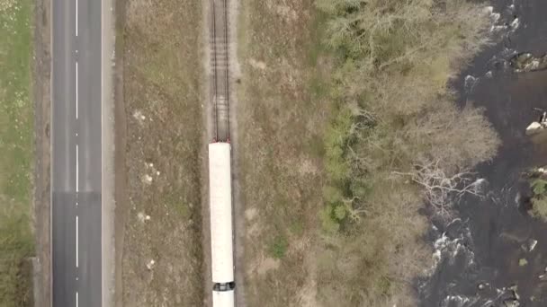 Vista Pájaro Tren Con Una Carretera Río — Vídeo de stock