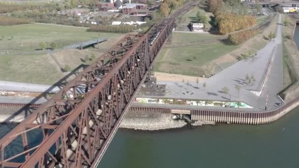 Pendlerzug Fährt Schnell Über Alte Eiserne Brücke — Stockvideo