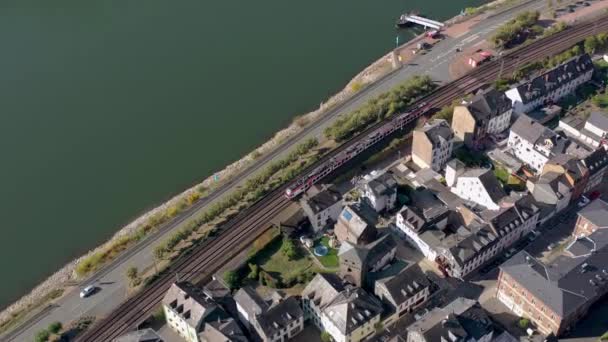 Pendeltåg Passerar Genom Liten Stad — Stockvideo