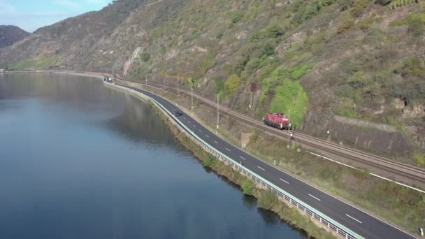 Güterzug Fährt Ein Flusstal Hinunter — Stockvideo