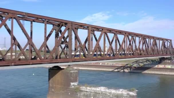 Pendeltrein Gaat Snel Een Oude Ijzeren Brug — Stockvideo