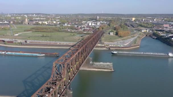 Prázdný Strašidelný Vlak Křižující Most Přes Řeku — Stock video