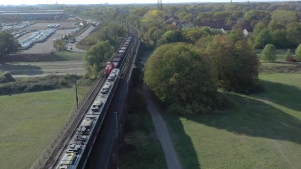 Dojeżdżający Pociąg Zatrzymał Się Aby Pozwolić Przejazd Pociągu Towarowego — Wideo stockowe