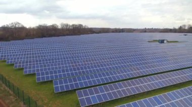 güneş güç istasyonu havadan görünümü