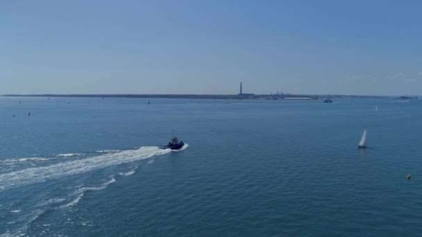 Barco Rebocador Movendo Através Mar Verão — Vídeo de Stock