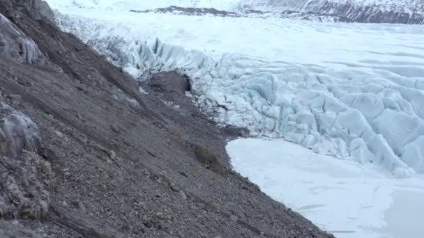 Fotograf Erkundet Einen Gletscher Island — Stockvideo