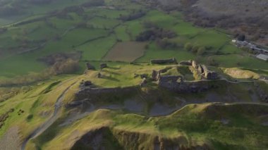 Galler 'deki Castell Dinas Bran harabelerinin hava görüntüsü