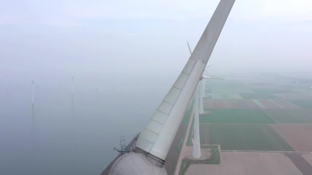 霧の日に再生可能エネルギーに利用される巨大風力発電所の空中展望 — ストック動画