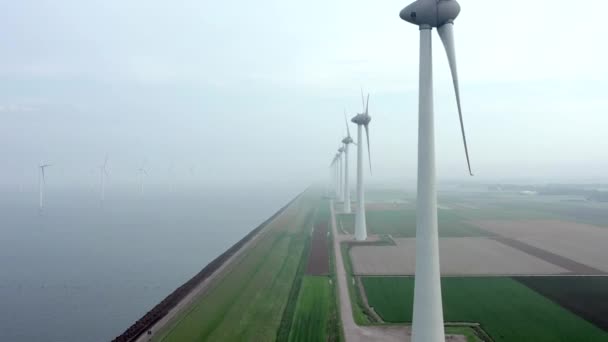 Flygfoto Jätte Vindkraft Gård Som Används För Förnybar Energi Foggy — Stockvideo