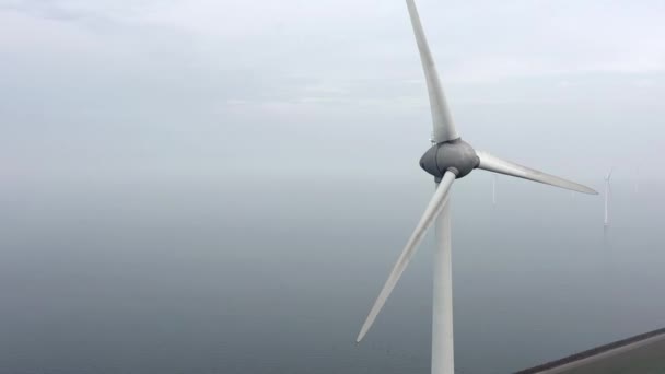 Yenilenebilir Enerji Için Kullanılan Dev Bir Rüzgar Çiftliğinin Hava Görüntüsü — Stok video