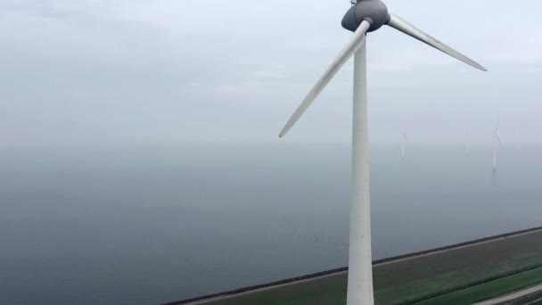 Rising Aerial View Van Een Gigantisch Windpark Dat Wordt Gebruikt — Stockvideo