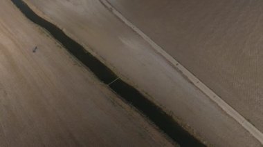 Issız Bir Çevrede Rüzgar Çiftliği