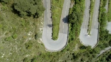 Kıvrımlı, kıvrımlı ve dik dağ yolu havacılığı