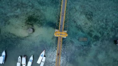 Nusa Lembongan ve Cennigan Adalarını birbirine bağlayan Sarı Köprü Kuş Gözü Görünümü