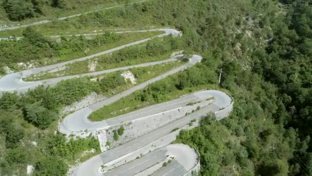 Winden Draaien Steile Bergweg Antenne — Stockvideo