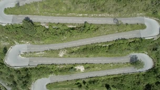 Windungen Drehungen Und Steile Bergstraßenantenne — Stockvideo