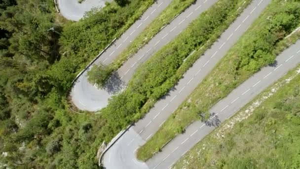 Winding Steile Bergweg Luchtfoto — Stockvideo