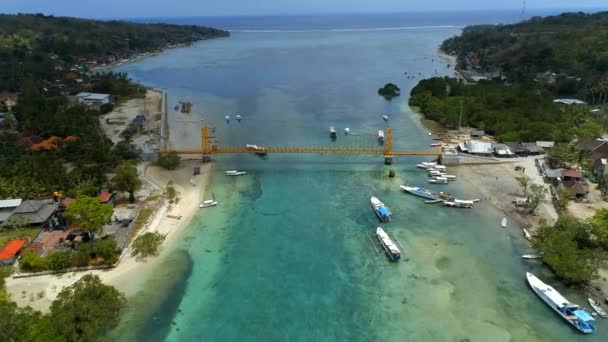 Puente Amarillo Que Conecta Las Islas Nusa Lembongan Cennigan Bali — Vídeos de Stock