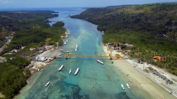 Nusa Lembongan Cennigan Szigeteket Összekötő Sárga Híd Balin — Stock videók