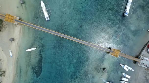 Vista Pájaro Del Puente Amarillo Que Conecta Las Islas Nusa — Vídeos de Stock