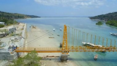 Bali 'deki Nusa Lembongan ve Cennigan Adalarını birbirine bağlayan Sarı Köprü