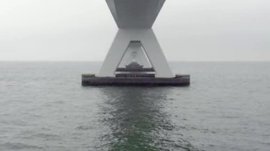 Hollanda 'nın en uzun köprüsü Zeelandbrug Köprüsü' nün altında.