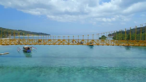 Vehículos Que Usan Puente Amarillo Que Conecta Las Islas Nusa — Vídeo de stock