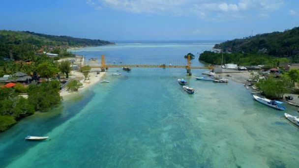 Puente Amarillo Que Conecta Las Islas Nusa Lembongan Cennigan Bali — Vídeos de Stock