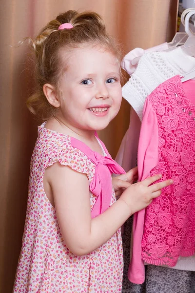 Chica sonriente alegre con vestido — Foto de Stock