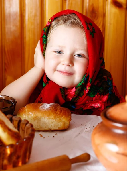 Malá holčička v ruské šál s rohlíky a medem — Stock fotografie