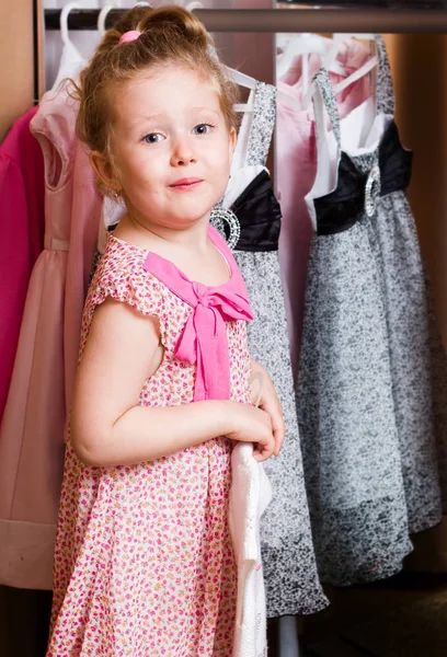 Chica sonriente alegre con vestido nuevo en la tienda — Foto de Stock