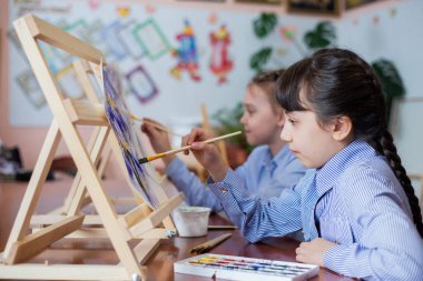 Sanat okulunda resim dersi..