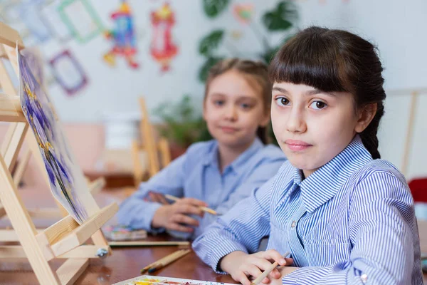 Két Lány Művészeti Iskolában Stock Kép