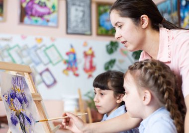 Öğretmen resim çizmeyi açıklıyor..