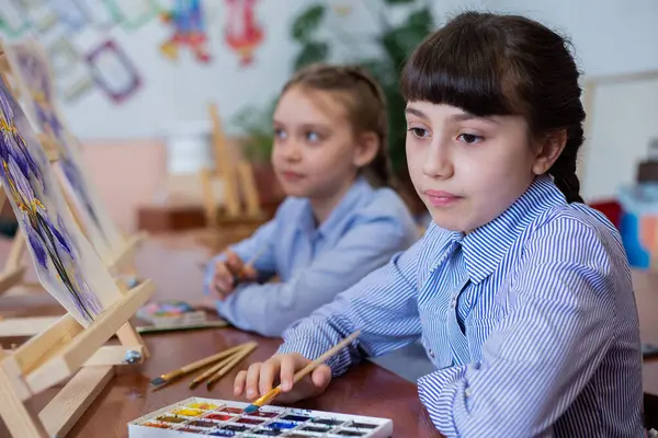 两个女孩在艺术学校上绘画课 图库图片