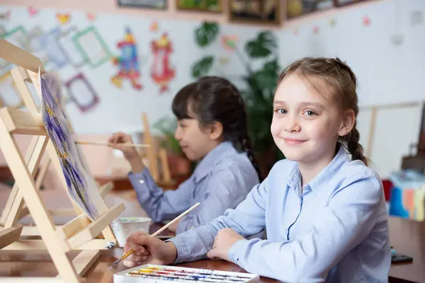Δύο Κορίτσια Στη Σχολή Ζωγραφικής Ζωγραφίζουν Εικόνα Αρχείου
