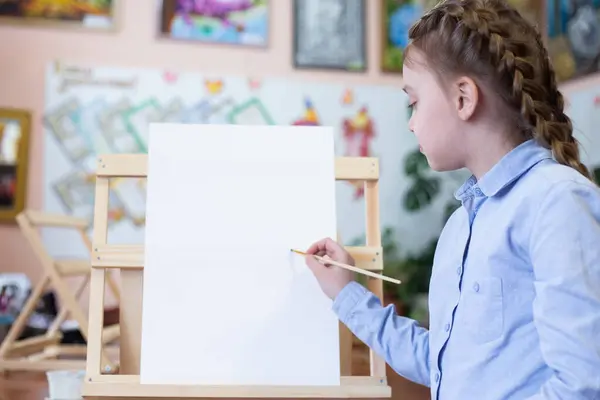 Concept Fond Artistique Avec Espace Copie Fille Chevalet Avec Papier Images De Stock Libres De Droits