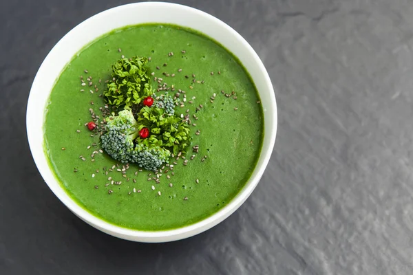 Groene Spinazie Soep Met Broccoli Witte Kom Geïsoleerd Donkergrijze Achtergrond — Stockfoto