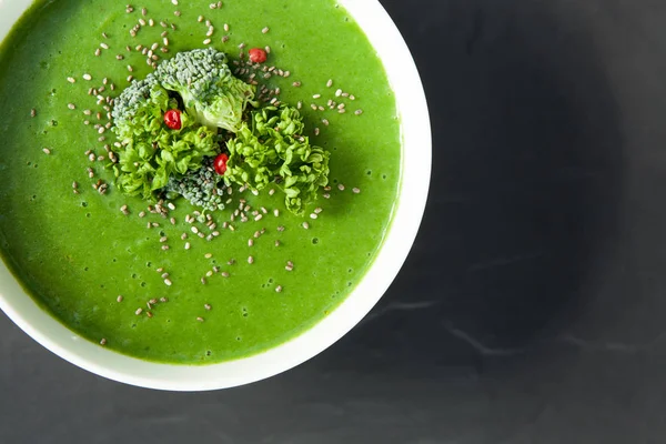 Groene Spinazie Soep Met Broccoli Witte Kom Geïsoleerd Donkergrijze Achtergrond — Stockfoto