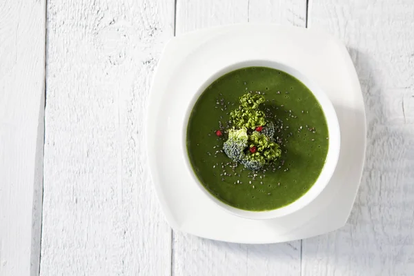 Grön Spenatsoppa Med Broccoli Vit Skål Isolerad Vit Träskiva Lämplig — Stockfoto