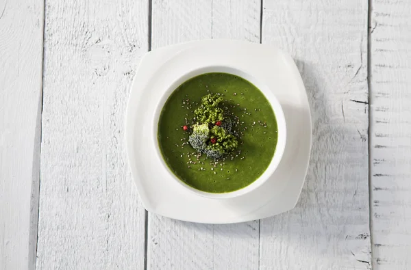 Zuppa Spinaci Verdi Con Broccoli Ciotola Bianca Isolata Tavolo Legno — Foto Stock