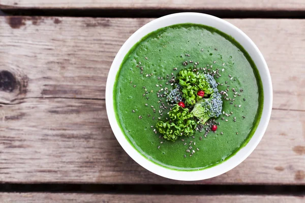 Spinach green soup with broccoli in white bowl top view — Stock Photo, Image