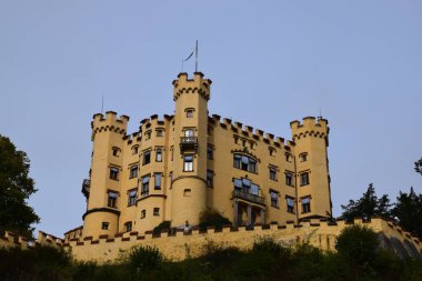  Hohenschwangau Şatosu eski yazlık Bavyera keşiş. Tyrol. Bavyera. Almanya. Alpler. Kale bugün. Sonbahar 2016.