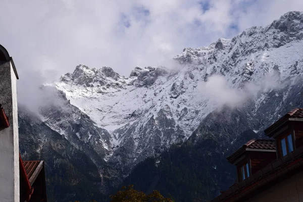 Atemberaubender Bergblick auf die Alpen. — Stockfoto