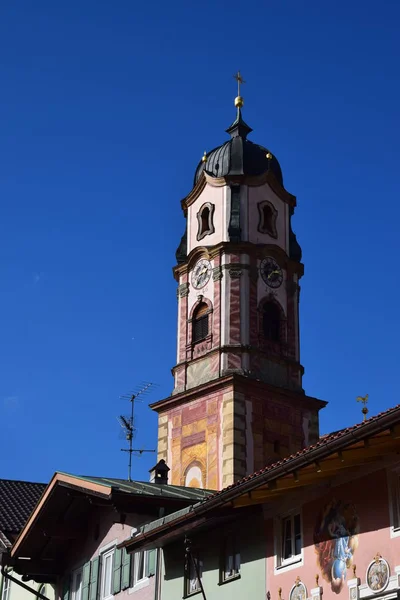 1 * * * Arquitectura alpina de Alemania. Mittenwald en Baviera. Otoño 2016 . —  Fotos de Stock