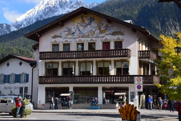 Alpine Architektur Deutschlands. mittenwald in Bayern. Herbst 2016. — Stockfoto