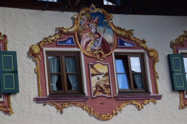 1 *** Almanya'nın Alp mimarisi. Mittenwald Bavyera. Sonbahar 2016.