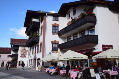 1 *** Almanya'nın Alp mimarisi. Mittenwald Bavyera. Sonbahar 2016. 